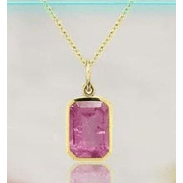 Dije en oro amarillo de 14k con granate. 