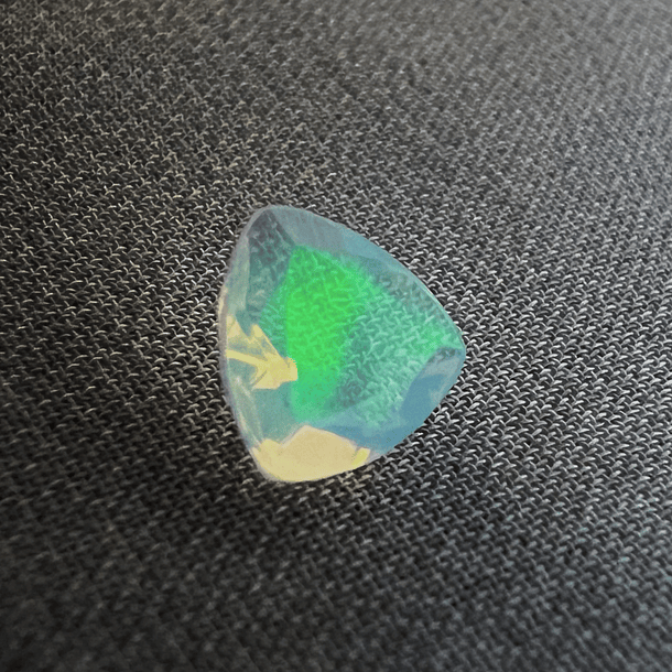 Ópalo etíope-0.60ct-6.9x6.9x3.8mm 
