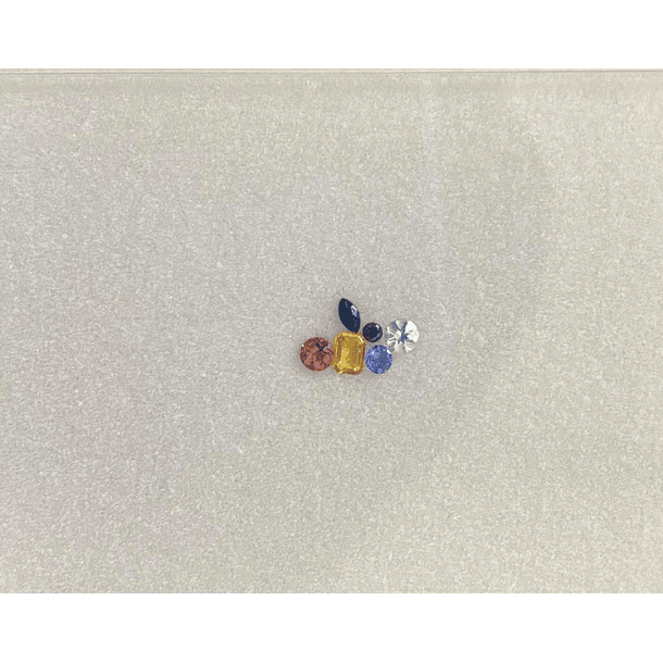 Lote tipo clúster, incuye: Zafiro Amarillo c/octágono-Tanzanita c/redondo-Aguamarina c/redondo-Tumalina c/redondo-Diamante Negro c/redondo-Zafiro Azul c/marquesa  