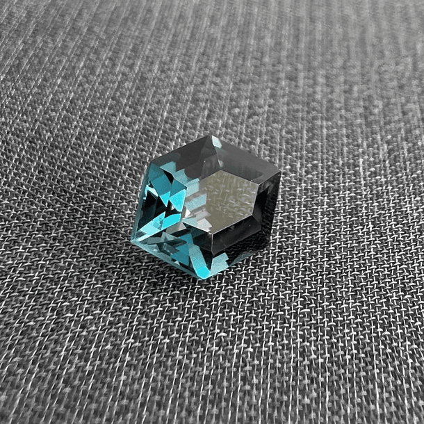 Topacio London Blue-1.55ct-8x5.8x4.2mm-c/hexágono alargado-AAA 