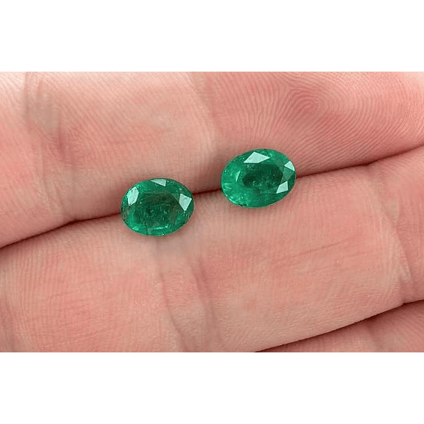 Par de Esmeraldas corte oval 9x7mm calidad AAA 