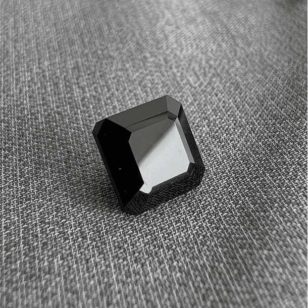 Espinela negra-3.90ct-7.9x7.9x6mm 