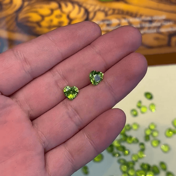 Par de Peridotos-7.7x7.7mm-4.27ct-c/corazón-AAA 