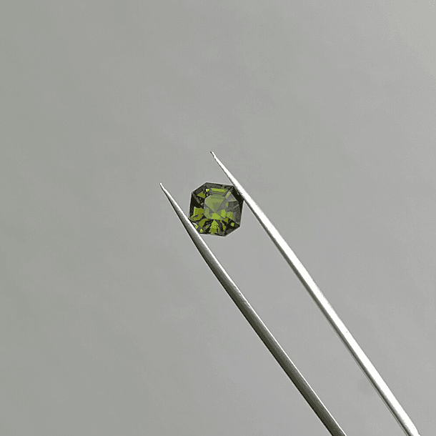 Esfeno-3.75ct-8.5x8.5mm 