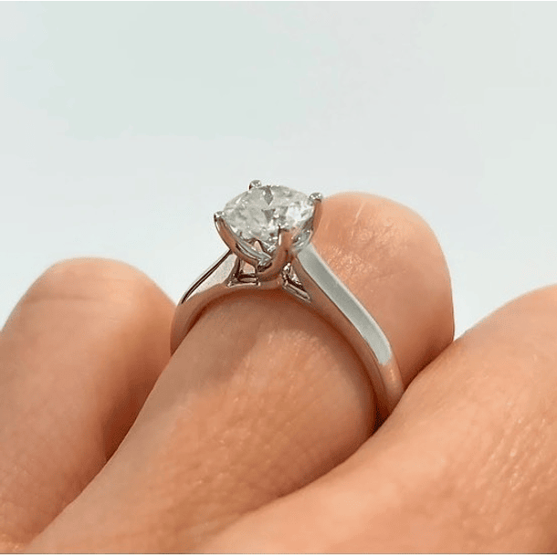 Anillo solitario en oro blanco de 14k talla 6.5mm con una moissanita azul redonda de 6.3mm 