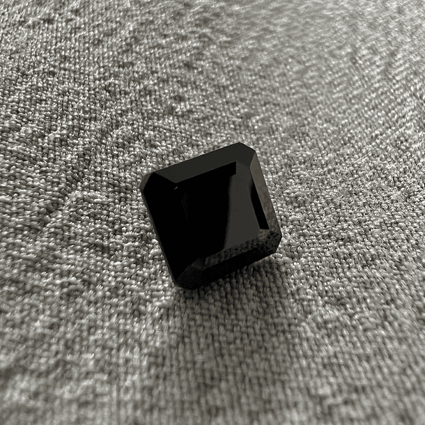Espinela Negra-2.40ct-6.8x6.8x5mm 