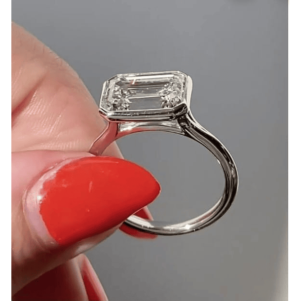 Anillo solitario en oro blanco de 14k con Moissanita corte esmeralda. Talla 8.5 