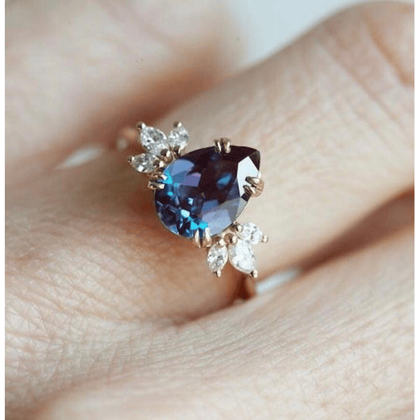 Anillo con una amatista corte gota 3.50 ct 12.1x9.8x6.1  con 6 moisaanitas corte marquesa de 3x2 