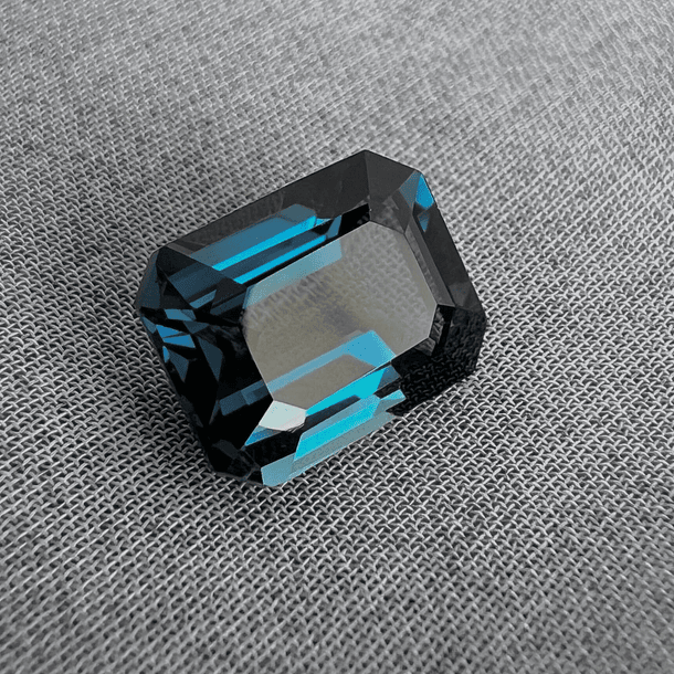 Topacio London Blue-4.20ct-9.8x7.7x5.3mm 