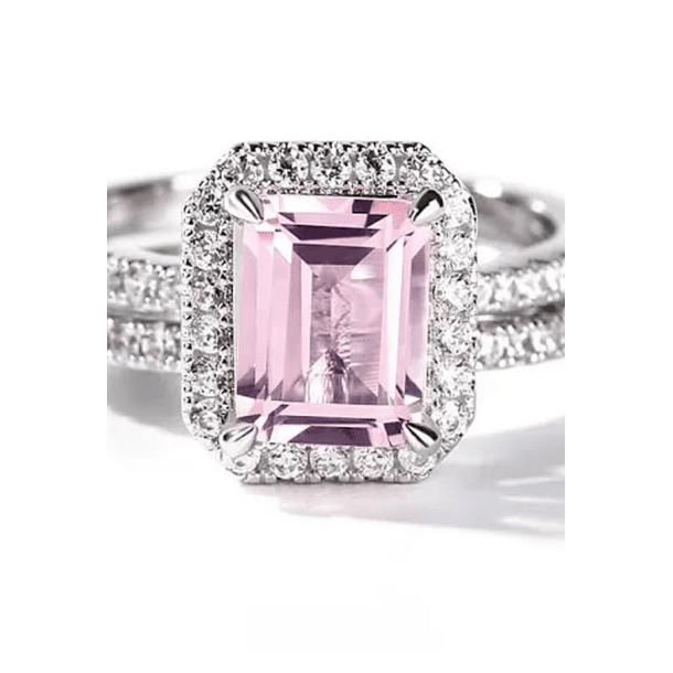 Anillo de Kunzita corte step long cushion de 17.8x15.3mm con halo brillante de moissanitas de 2.5mm en oro blanco de 10k talla 8.5 