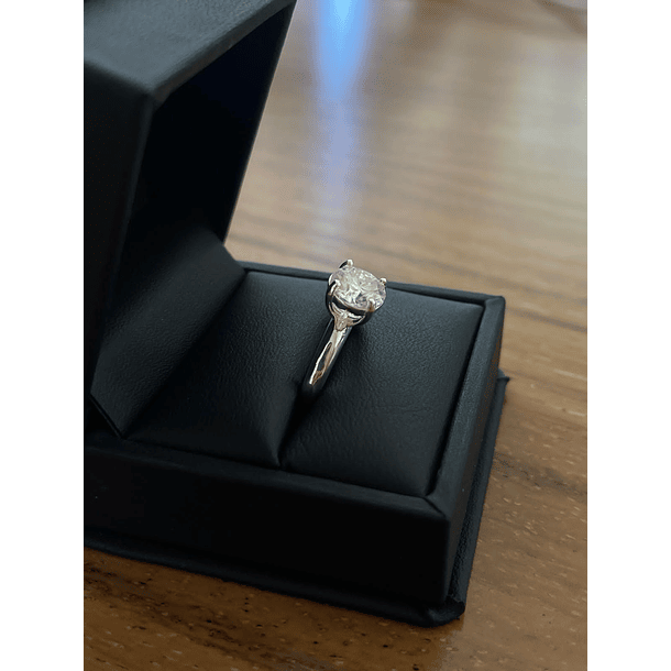 Anillo solitario en plata ley 925 con moissanita redonda de 6mm talla 8  
