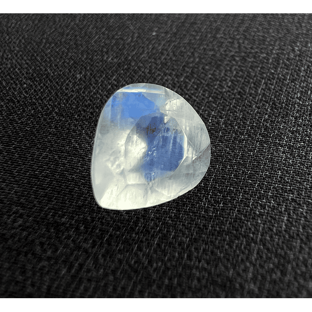 Piedra Luna-2.85ct-9.6x9.1x5.9mm 