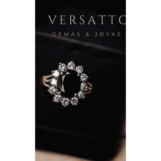 Anillo en oro amarillo de 18k con una espinela 9x7x5mm con 12 moissanitas de 2.5mm en talla 7 