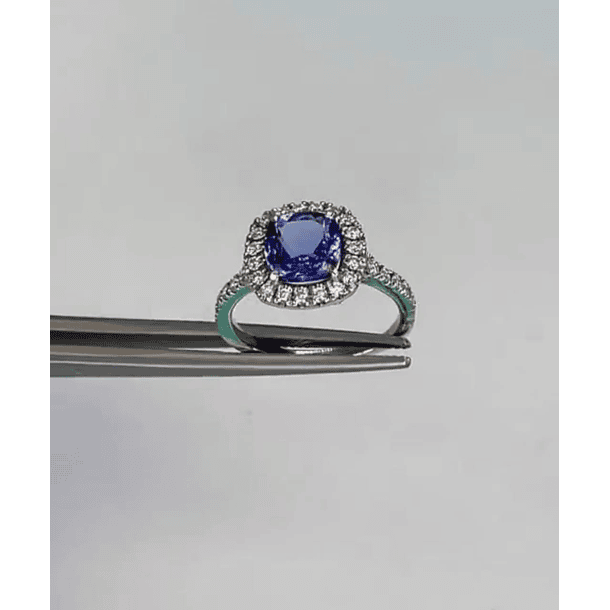 Anillo tipo tiffanny en oro blanco de 14k con tanzanita y moissanitas de 1.5mm en talla 6 