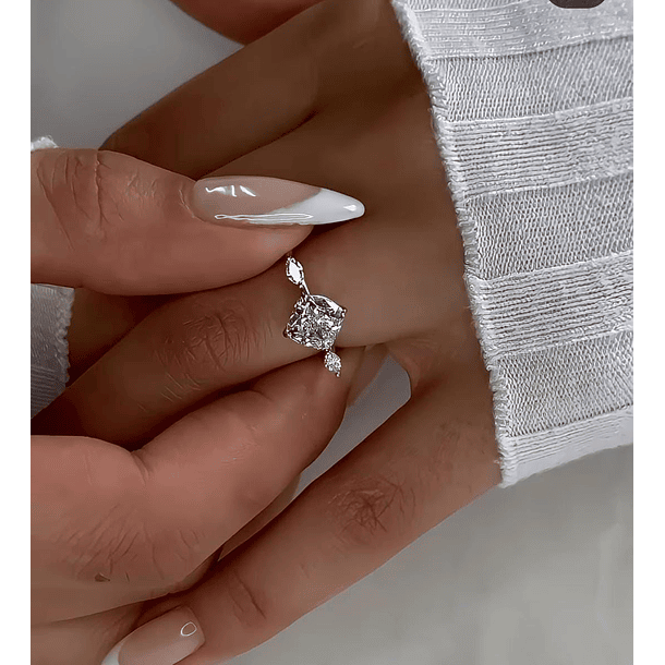 Anillo en oro amarillo de 14k, talla 6. Con moissanita cojín de 6x6mm y dos moissanitas redondas de 3mm 