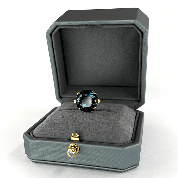 Anillo cleo en oro amarillo de 10K con topacio london blue 