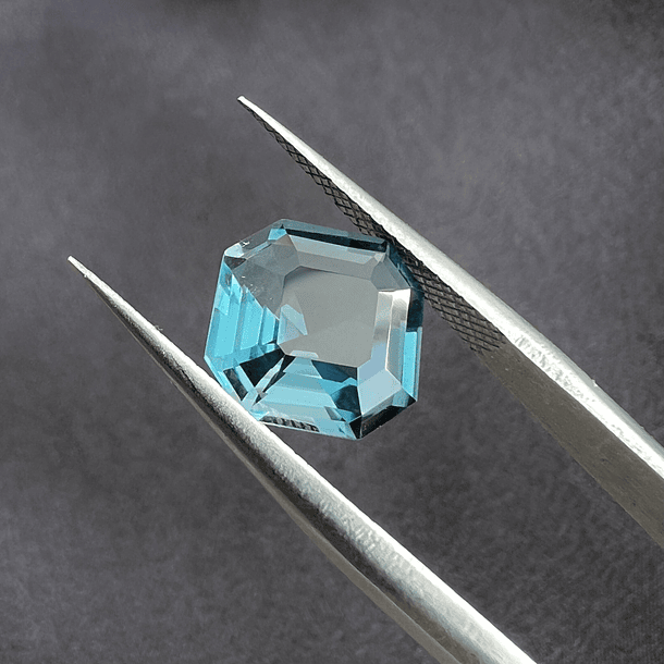 Topacio London Blue-3.55ct-9x8.9x5mm 