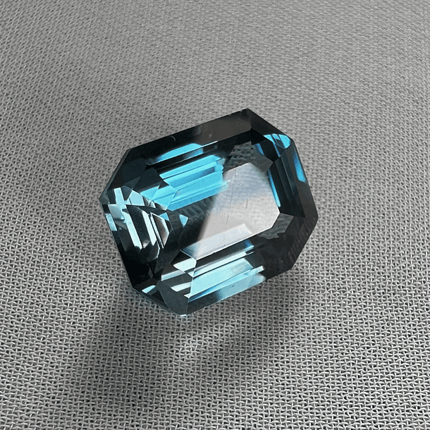 Topacio London Blue-5.590ct-10.8x8.7x6mm 