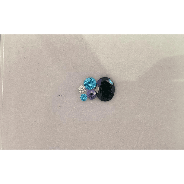 Set clúster, incluye: Espinela negra-3.18ct-10x8mm-c/oval- calidad alta / Topacio azul-0.62ct-5mm-c/redondo-AAA / Tanzanita-0.33ct-4mm-c/redondo / Paraíba-0.10ct-3mm-c/redondo / Moissanita-0.07ct-3mm 