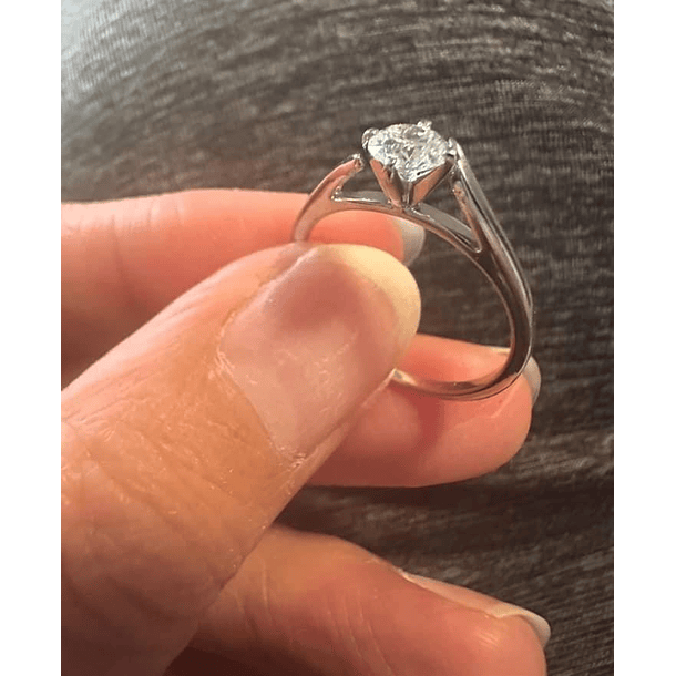 Anillo solitario en oro blanco de 14k con diamante salt and pepper, talla 7 1/4 