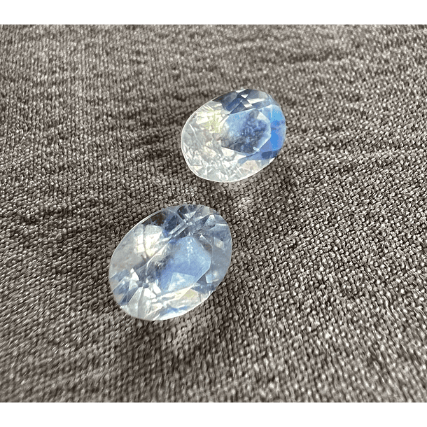Par de piedra luna-3.735ct-8.7x6.5x4.7mm 