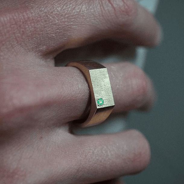 Anillo para caballero con amatista corte redondo de 3.7mm en oro amarillo de 18k talla 8 1/2 