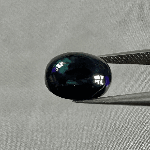 Ópalp negro con destello azul-2.475ct-10.4x8.8x5.2mm 