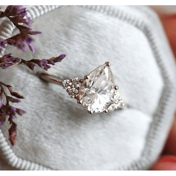 Anillo con ópalo y moissanitas en oro rosa de 14k talla 4.5  