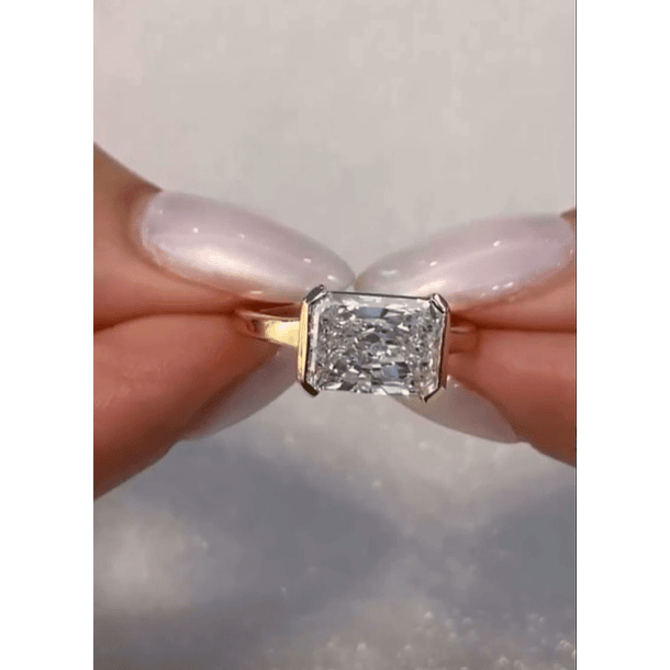 Anillo en oro de 14k con esmeralda corte octágono de 10.3x7.4mm en talla 5 