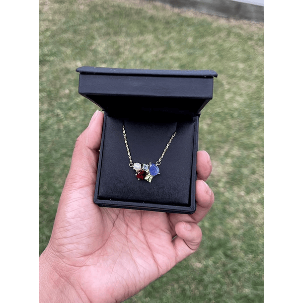 Dije cluster en oro amarillo de 14k sin cadena. Gemas: Rubí oval 0.70ct 5.8x5mm, Aguamarina redonda 0.15ct 3.5mm, Esmeralda octagono 0.10ct 2.5x2mm, Turmalina redonda 0.10ct 2.8mm Peridoto trillon 0.1 