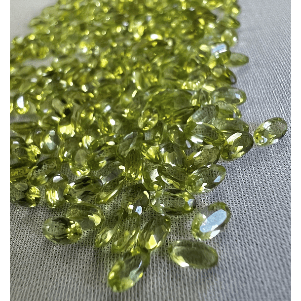 LOTE-3piezas de Peridotos-0.190ct-3mm c/princesa - 3 piezas de Peridotos-0.090ct-4x2mm 