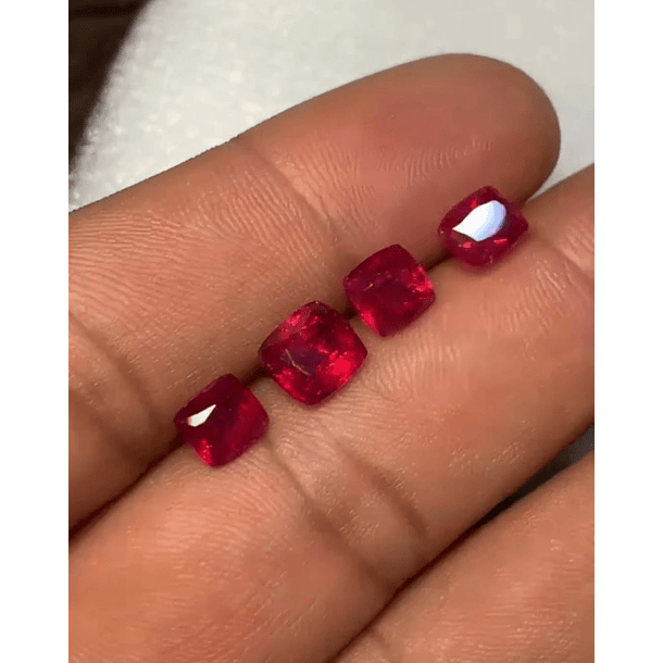Lote de rubíes naturales  1.72 Ct 6.38 x 5.20 x 4.86 m  1.94 Ct 7.11 x 6.45 x 3.95 m  1.54 Ct 5.94 x 5.92 x 4.33 m  1.20 Ct 5.80 x 5.41 x 3.71 m 