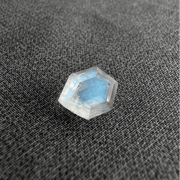 Piedra Luna-0.95ct-7.7x5.9x3.3mm 