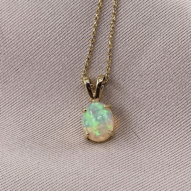 Dije en oro amarillo de 14k con topacio imperial corte pera.  