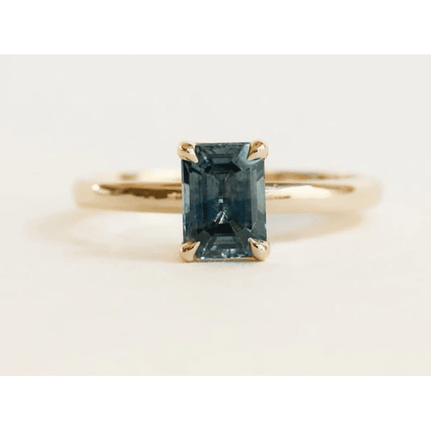 Anillo solitario en oro blanco de 14k con moissanita amarilla en talla 10. 