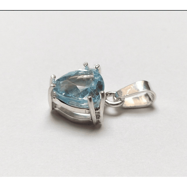 Dije solitario en oro amarillo de 10k con cuarzo lavanda corte trillón de 7.6x7.6x5mm- 1.375ct 