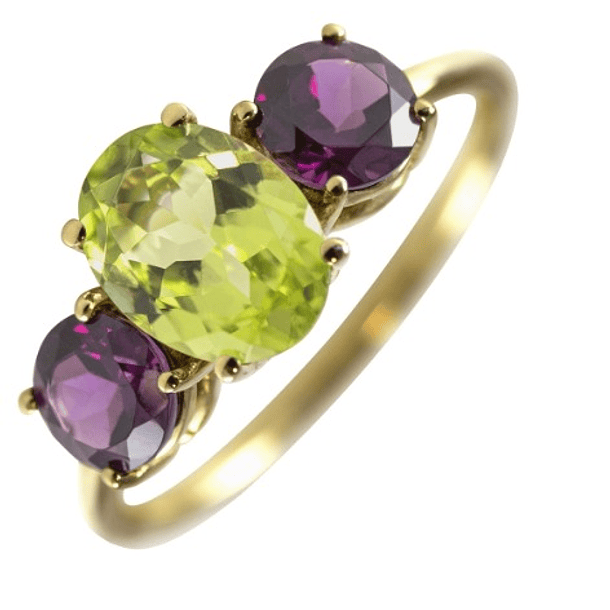 Anillo en oro amarillo de 14k talla 7 con amatista corte step long cushion 9x7x5.6mm y un par de peridotos corte cojín de 6.1x6.1x4.6mm 