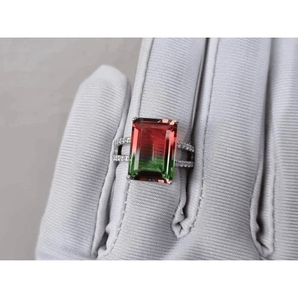 Anillo solitario con doble aro con granate rodolita plata ley 925 y baño de oro amarillo. Talla 7 