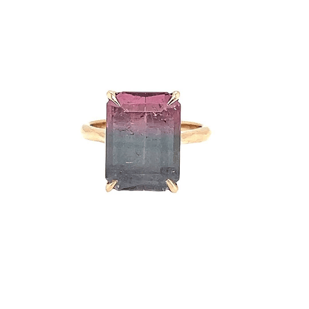 Anillo solitario en oro amarillo de 14k con topacio azul corte esmeralda. Talla 6 