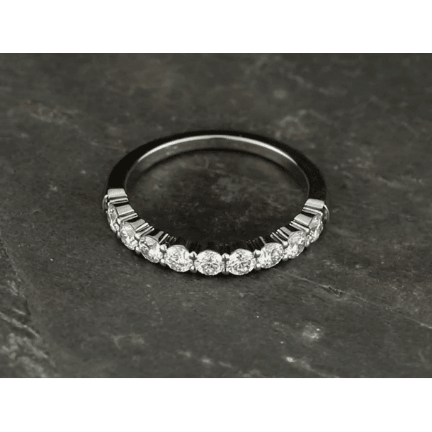 Anillo media churumbela en oro blanco de 14k con 6 zafiros redondos de 2.5mm en talla 9 1/2 