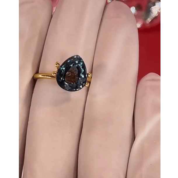 Anillo solitario con Topacio London Blue pera en oro amarillo de 14k talla 7.5 