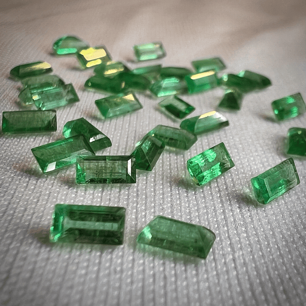 Lote de 8 Esmeraldas-5x2.5mm 