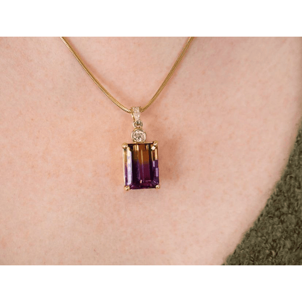 Dije en oro blanco de 10k con un rubí oval 8.9x6.8x1.5mm 1.85ct con moissanitas redondas 