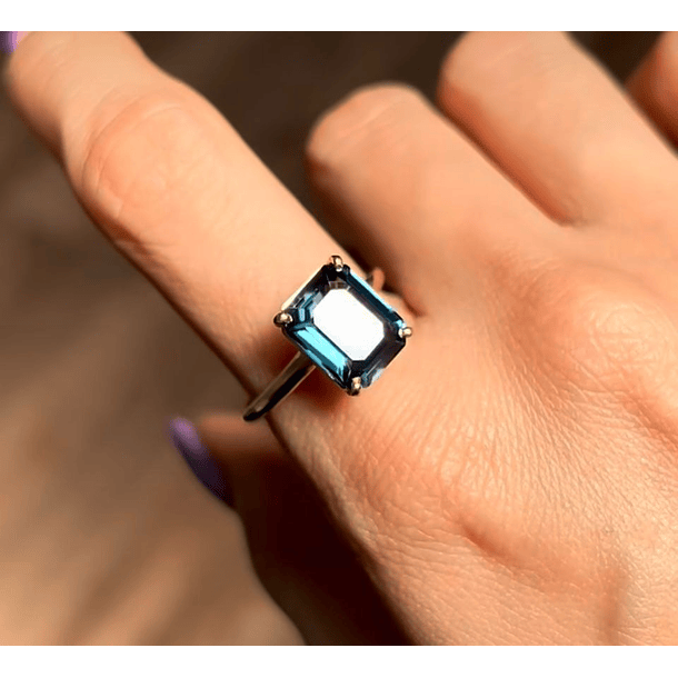 Anillo solitario en oro amarillo de 14k con un topacio london blue corte esmeralda 2.825ct-8.5x6.5x4.4mm talla 6  