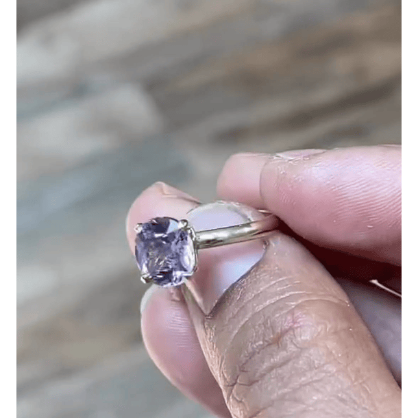 Anillo en plata ley 925 con baño de rodio con kunzita en talla 8 