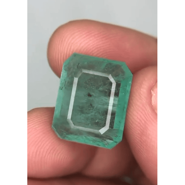 Esmeralda mentolada Colombiana corte Octágono de 16ct mide 17.5x14mm  