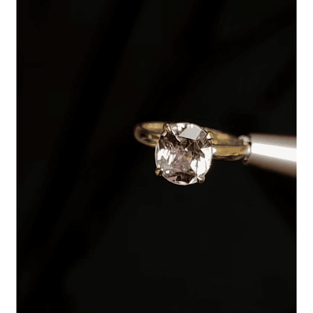 Anillo solitario en oro amarillo 14k talla 6 con un Topacio london blue oval destello 2.620ct 9x6.8x5.2mm  