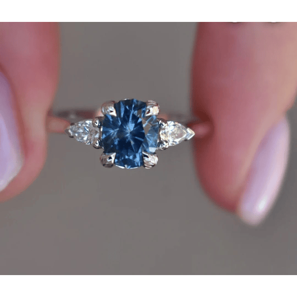 Anillo en oro amarillo de 14k con zafiro amarillo y moissanitas corte pera, talla 6 