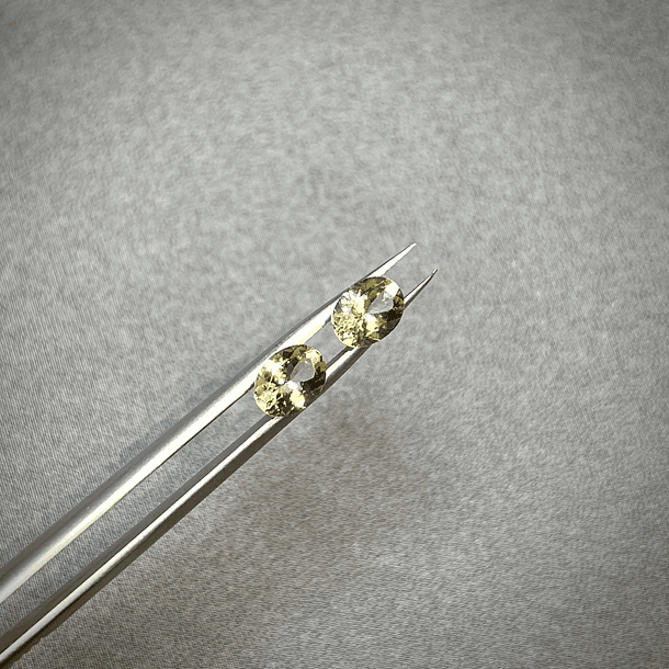 Par de Berilos amarillos-2.285ct-8x6x4.3-3.8mm 
