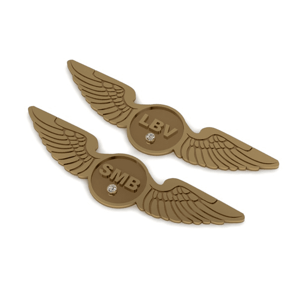 Par de pines en plata ley925 con baño de oro, uno con diamante nartural y uno sin diamante 